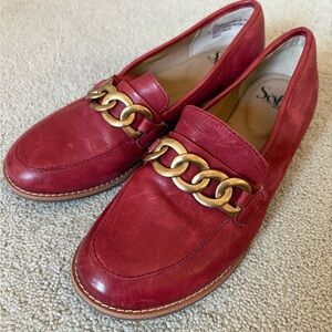 Nevada Sofft Tango Red Leather Slip On Loafers Size 7 Gold Chain